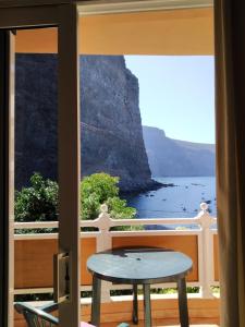 a balcony with a table and a view of the ocean at Apartamento La Playa in Valle Gran Rey