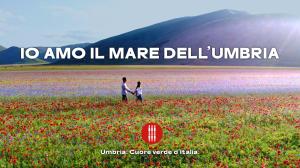 Fossato di VicoにあるIL RISVEGLIO DEI SENSI (antisismica)の花畑を歩く男女