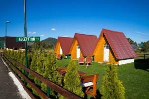 毛茛的住宿－Cottage Borje，红色屋顶和街道标志的房子