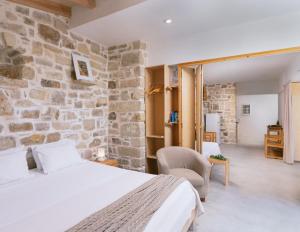 A bed or beds in a room at Die Zwei Brüder Art & Suites Még 37 kép