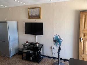 TV at/o entertainment center sa Furnished self-catering bedsitter