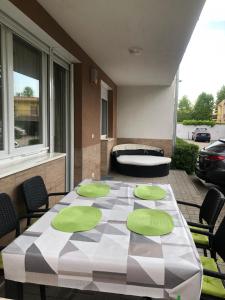 Posedenie v ubytovaní Mango Wellness Apartman + 15 fotografií