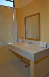 Koupelna v ubytování Sunrock Hotel & Suites