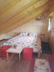 1 dormitorio con cama y mesa en el ático en Soba pri Bregarju en Bohinj
