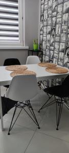 プウォツクにあるApartament 25の白いテーブルと椅子