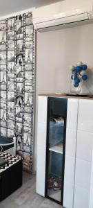 une cuisine avec un mur noir et blanc dans l'établissement Apartament 25, à Płock