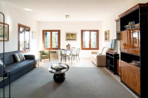 SabbioncelloにあるVilla Paolaのソファとテーブルのあるリビングルーム