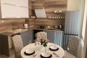 Kuchyň nebo kuchyňský kout v ubytování Apartment Fire & Lux near the center + 21 fotografií