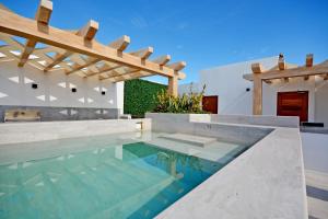 una piscina en el patio trasero de una casa en MAYAN MONK Suites, en Playa del Carmen
