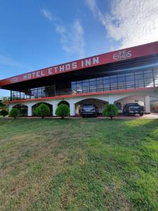 un edificio con dos coches aparcados en él en Ethos Inn, en Juigalpa