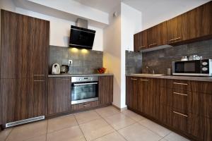 A kitchen or kitchenette at Airport Okecie Klobucka P&O Serviced Apartments