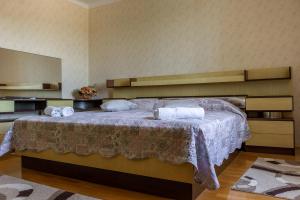 ein Schlafzimmer mit einem großen Bett mit zwei Handtüchern darauf in der Unterkunft Apartman Danijela in Zagorje