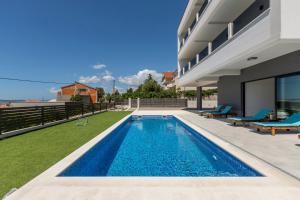 Bazén v ubytovaní Luxury Villa La nonna Ana - heated pool, sea view, near Split alebo v jeho blízkosti