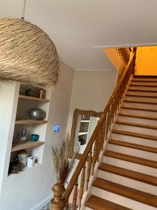una escalera en una casa con una escalera de madera en Strandhaus WOTAN, en Kühlungsborn