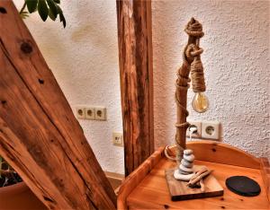 une table en bois avec une lampe à câbles au-dessus dans l'établissement Siggis Pension - Apartments, à Sellin
