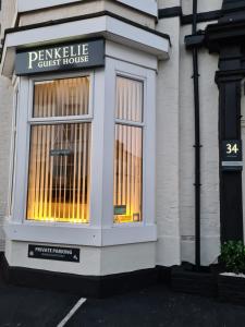 una ventana de un hostal en una calle en The Penkelie en Southport