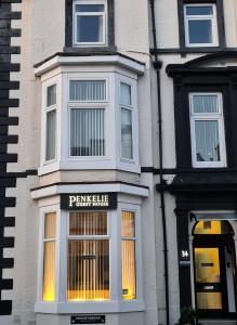 un edificio blanco con un cartel para una casa de parque en The Penkelie, en Southport