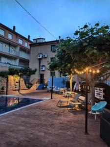 a courtyard with a tree and a swimming pool at Prado del abuelo in Cabezuela del Valle