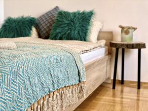 sypialnia z łóżkiem z niebieskim kocem i dwoma stołami w obiekcie Uroczy Apartament 50 metrów od Krupówek, 2 osobne sypialnie w Zakopanem