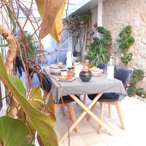 una mesa con comida en el patio en Vagabondes chambres d'hôtes en Azay-le-Rideau