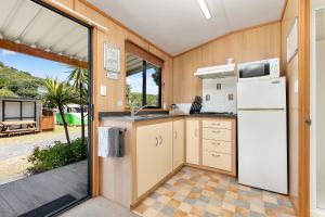 Virtuve vai virtuves zona naktsmītnē Bowentown Beach Holiday Park