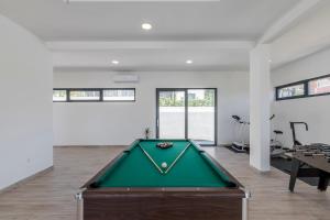 Biliardový stôl v ubytovaní Luxury Villa La nonna Ana - heated pool, sea view, near Split