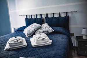 un letto con asciugamani e cuscini sopra di Agriturismo le due querce a Cerreto di Spoleto