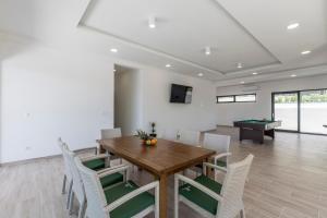 Televízia a/alebo spoločenská miestnosť v ubytovaní Luxury Villa La nonna Ana - heated pool, sea view, near Split