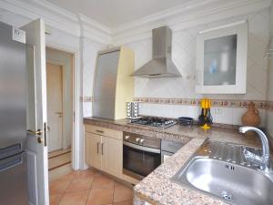 una cocina con fregadero y estufa en Dior D'Anfa, en Casablanca