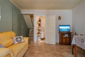 A television and/or entertainment centre at Agliata 138