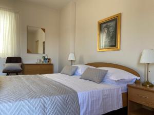 1 dormitorio con 1 cama grande y espejo en Apartman Noni Biograd na Moru, en Biograd na Moru
