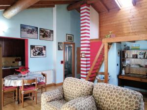 a living room with a red and white striped column at B&B I Viandanti in Piancogno