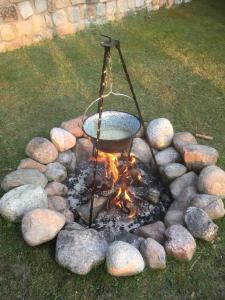 a pot over a fire with rocks around it at Kamień na Kaszubach in Kamień