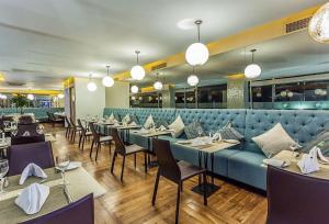 Reštaurácia alebo iné gastronomické zariadenie v ubytovaní Cartagena, APARTAMENTO EN EDIFICIO CON SALIDA A LA PLAYA