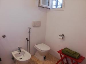 卡羅維尼奧的住宿－Trullo delle More，一间带卫生间和水槽的浴室