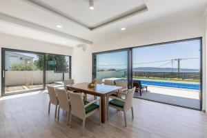 Bazén v ubytovaní Luxury Villa La nonna Ana - heated pool, sea view, near Split alebo v jeho blízkosti