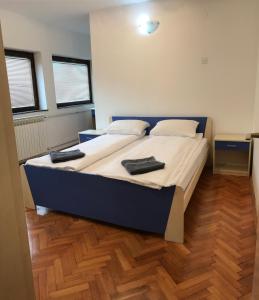 ein Schlafzimmer mit einem Bett mit zwei Handtüchern darauf in der Unterkunft Apartmani Košuta in Tjentište