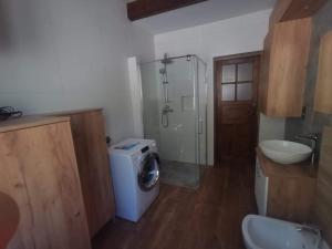 Vonios kambarys apgyvendinimo įstaigoje DoMarka całoroczny dom w Bieszczadach