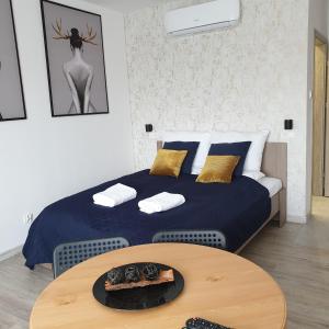 Postel nebo postele na pokoji v ubytování Q Apart AMBER - klimatyzowane STUDIO przy Manufakturze z garażem Gratis, FV