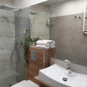 Koupelna v ubytování Q Apart AMBER - klimatyzowane STUDIO przy Manufakturze z garażem Gratis, FV