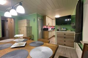 Televízia a/alebo spoločenská miestnosť v ubytovaní Murzeit Apartman