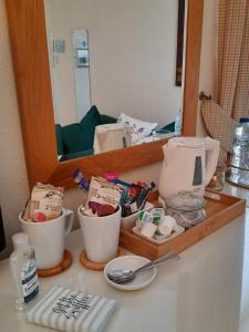un mostrador con tazones de comida y un espejo en The Swallows B and B en Exmouth