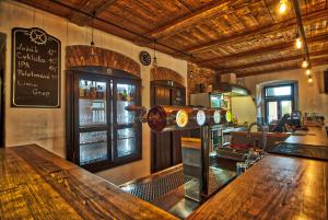 un bar avec un comptoir en bois dans un restaurant dans l'établissement Pivovar Mlýn, à Štětí