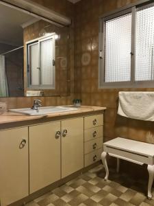 ein Badezimmer mit Waschbecken und Spiegel in der Unterkunft Ca Àngela in Bolulla + 73 Fotos