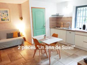 Fotografie z fotogalerie ubytování 2 pièces "Le Brin de soleil" Gites appart 'hôtel L'ECHAPPEE BELLE D'AUBENAS Logement 1 sur 3 v destinaci Aubenas + 32 fotografií