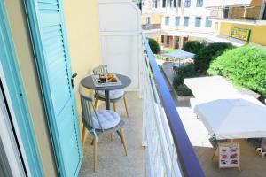 een balkon met een tafel en een stoel erop bij Casa Voula in Corfu-stad