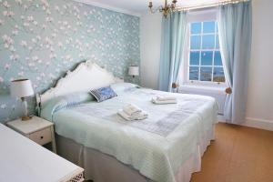 En eller flere senge i et værelse på Broadstairs Beach Holiday Apartments, seafront stays opposite Kingsgate Bay with a parking space