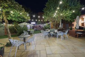 A restaurant or other place to eat at Florence Suite Boutique Hotel and Restaurant 