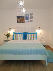 Säng eller sängar i ett rum på Blue