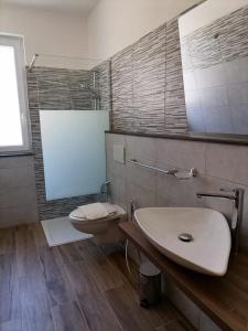 タオルミーナにあるI TRE CUORIのバスルーム(白い洗面台、トイレ付)